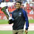 Thiago Silva avec le trophée des Champions - Match de Ligue 1 PSG-Metz - 2ème journée au Parc des Princes à Paris, le 21 août 2016. Victoire du PSG 3-0. © Pierre Perusseau/Bestimage