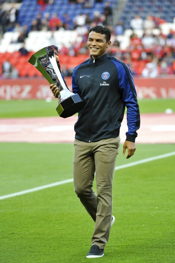 Thiago Silva avec le trophée des Champions - Match de Ligue 1 PSG-Metz - 2ème journée au Parc des Princes à Paris, le 21 août 2016. Victoire du PSG 3-0. © Pierre Perusseau/Bestimage