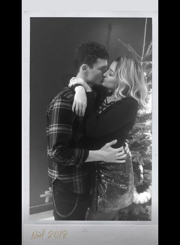 Rachel Legrain-Trapani et Benjamin Pavard s'embrassent pour Noël. Instagram, le 27 décembre 2018.