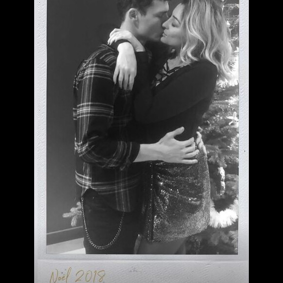 Rachel Legrain-Trapani et Benjamin Pavard s'embrassent pour Noël. Instagram, le 27 décembre 2018.