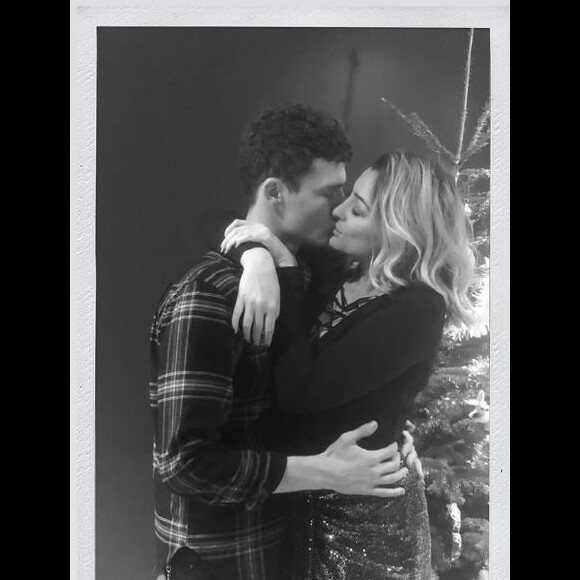 Rachel Legrain-Trapani et Benjamin Pavard s'embrassent pour Noël. Instagram, le 27 décembre 2018.