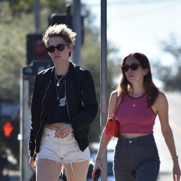 Exclusif - Kristen Stewart et sa compagne Sara Dinkin se promènent à Los Angeles, le 27 décembre 2018.