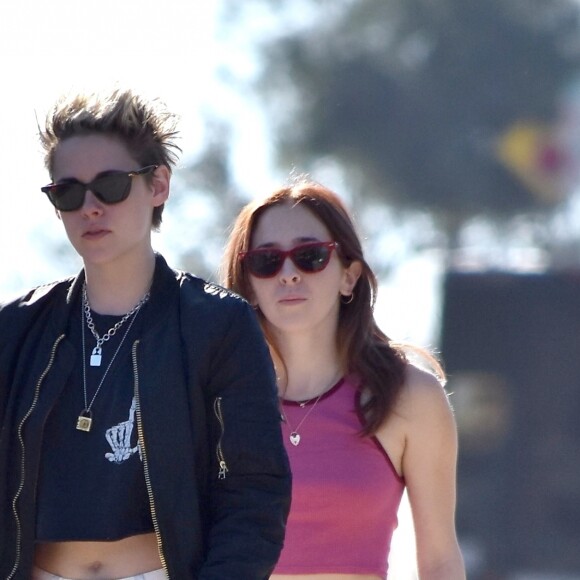Exclusif - Kristen Stewart et sa compagne Sara Dinkin se promènent à Los Angeles, le 27 décembre 2018.