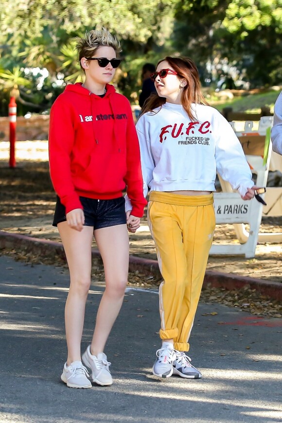 Exclusif - Kristen Stewart et sa nouvelle compagne Sara Dinkin se tiennent la main lors d'une promenade à Los Angeles, le 26 décembre 2018.