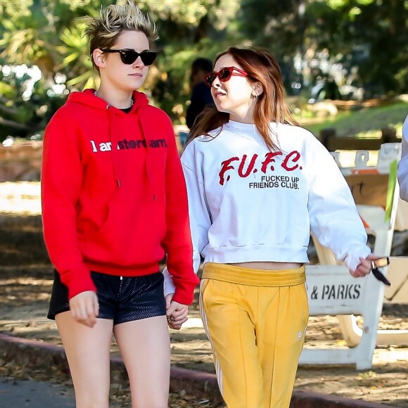 Exclusif - Kristen Stewart et sa nouvelle compagne Sara Dinkin se tiennent la main lors d'une promenade à Los Angeles, le 26 décembre 2018.