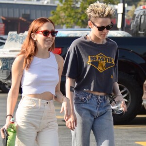 Kristen Stewart et sa nouvelle compagne Sara Dinkin se promènent à Los Angeles. Le 24 décembre 2018