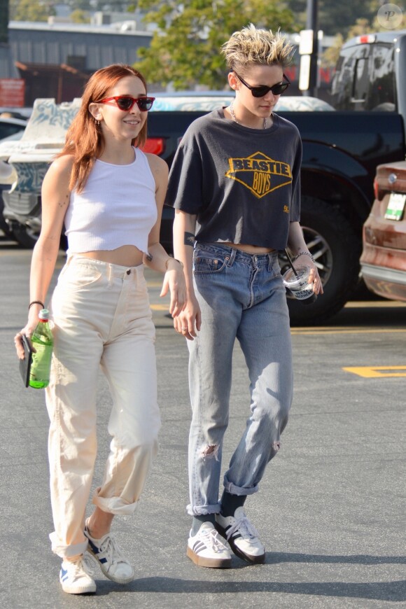 Kristen Stewart et sa nouvelle compagne Sara Dinkin se promènent à Los Angeles. Le 24 décembre 2018