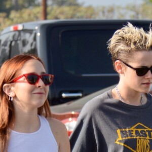 Kristen Stewart et sa nouvelle compagne Sara Dinkin se promènent à Los Angeles. Le 24 décembre 2018