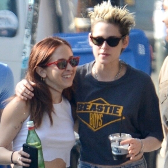 Kristen Stewart et sa nouvelle compagne Sara Dinkin se promènent à Los Angeles. Le 24 décembre 2018