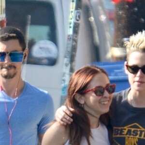 Kristen Stewart et sa nouvelle compagne Sara Dinkin se promènent à Los Angeles. Le 24 décembre 2018