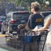 Exclusif - Kristen Stewart et sa nouvelle compagne Sara Dinkin sont allées faire des courses dans un "liquor store" avec un ami à Los Feliz, Los Angeles le 24 décembre 2018.
