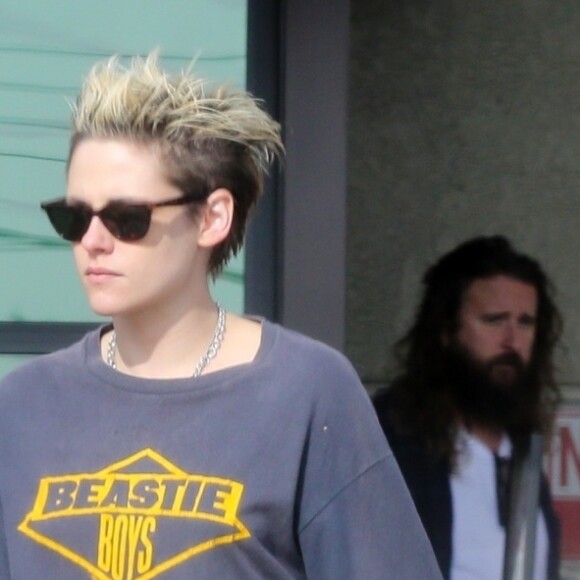 Exclusif - Kristen Stewart et sa nouvelle compagne Sara Dinkin sont allées faire des courses dans un "liquor store" avec un ami à Los Feliz, Los Angeles le 24 décembre 2018.