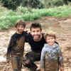 Le footballeur Gerard Piqué partage quelques extraits de sa vie de famille avec Shakira et leurs deux garçons, Sasha et Milan, sur Instagram.