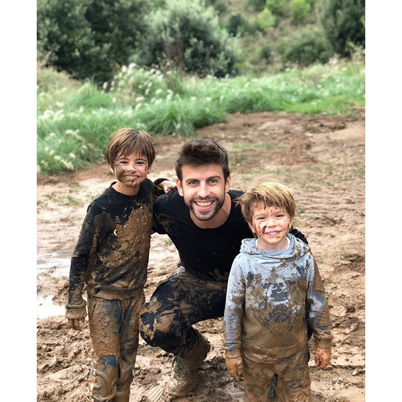Le footballeur Gerard Piqué partage quelques extraits de sa vie de famille avec Shakira et leurs deux garçons, Sasha et Milan, sur Instagram.