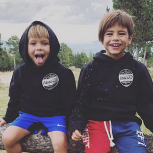 Le footballeur Gerard Piqué partage quelques extraits de sa vie de famille avec Shakira et leurs deux garçons, Sasha et Milan, sur Instagram.