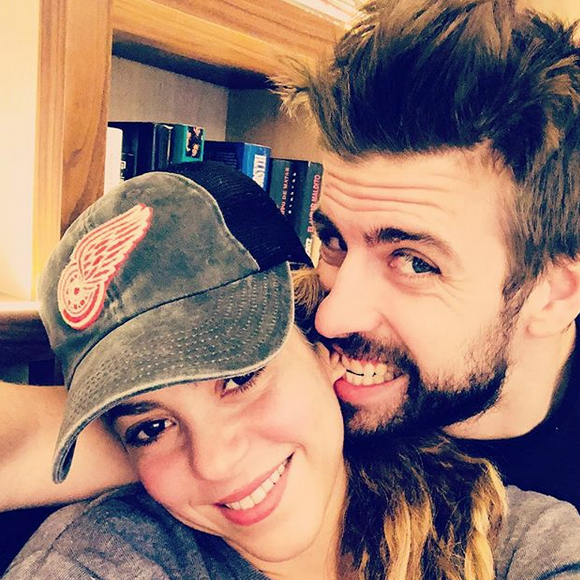 Le footballeur Gerard Piqué partage quelques extraits de sa vie de famille avec Shakira et leurs deux garçons, Sasha et Milan, sur Instagram.