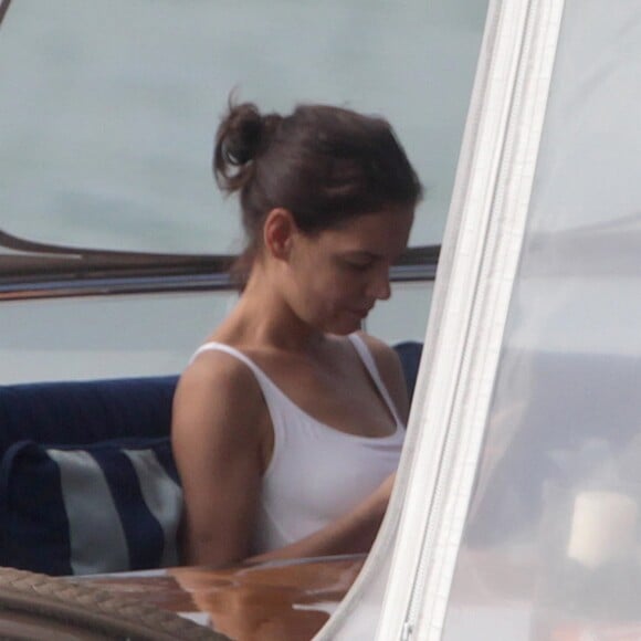 Jamie Foxx et sa compagne Katie Holmes se relaxent sur un mega yacht à Miami le 29 décembre 2018.