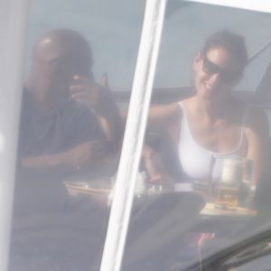 Jamie Foxx et sa compagne Katie Holmes se relaxent sur un mega yacht à Miami le 29 décembre 2018.