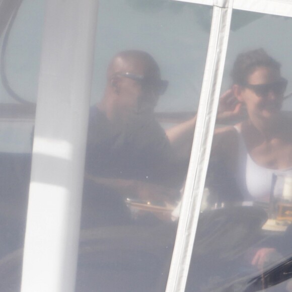 Jamie Foxx et sa compagne Katie Holmes se relaxent sur un mega yacht à Miami le 29 décembre 2018.