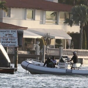 Jamie Foxx et sa compagne Katie Holmes se relaxent sur un mega yacht à Miami le 29 décembre 2018.