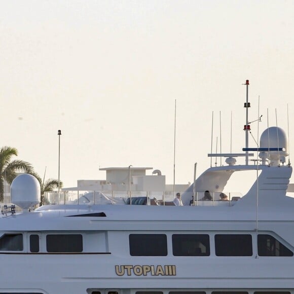 Jamie Foxx et sa compagne Katie Holmes se relaxent sur un mega yacht à Miami le 29 décembre 2018.