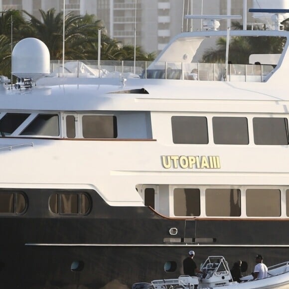 Jamie Foxx et sa compagne Katie Holmes se relaxent sur un mega yacht à Miami le 29 décembre 2018.