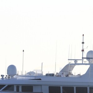 Jamie Foxx et sa compagne Katie Holmes se relaxent sur un mega yacht à Miami le 29 décembre 2018.