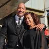 Dwayne Johnson et sa mère Ata Johnson - Dwayne Johnson reçoit son étoile sur le walk of Fame à Hollywood, le 13 décembre 2017