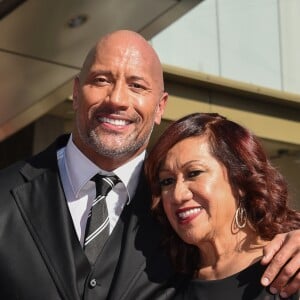 Dwayne Johnson et sa mère Ata Johnson - Dwayne Johnson reçoit son étoile sur le walk of Fame à Hollywood, le 13 décembre 2017