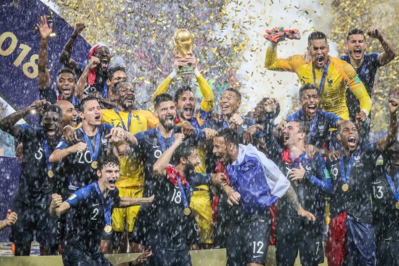 Les champions du monde, joueurs de l'équipe de France de foot, sont tous faits chevaliers de la Légion d'honneur et bénéficient d'une "promotion spéciale", eux qui ont été distingués pour "services exceptionnels nettement caractérisés" - L'équipe de France (Les Bleus) sur la pelouse du stade Loujniki après leur victoire sur la Croatie (4-2) en finale de la Coupe du Monde 2018 (FIFA World Cup Russia2018). Moscou, le 15 juillet, 2018. © Cyril Moreau/Bestimage