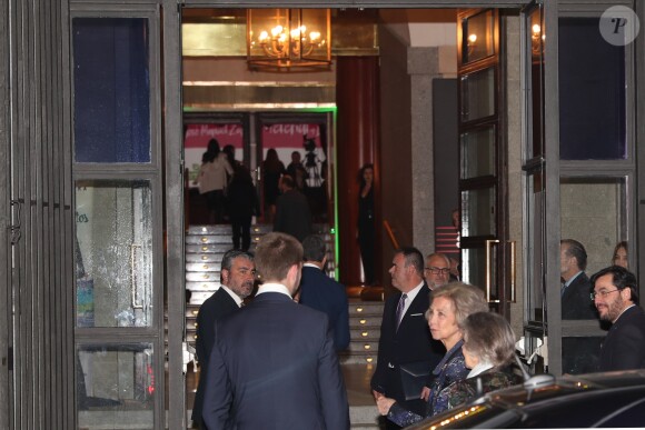 La reine Sofia, sa soeur Irene de Grèce et son petit-fils Juan Urdangarin (de dos) assistaient le 2 janvier 2019 au théâtre royal à Madrid à une représentation de l'Orchestre des instruments recyclés de Cateura.