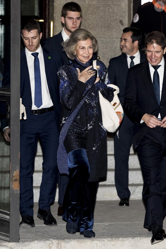 La reine Sofia d'Espagne, suivie de son petit-fils Juan Urdangarin, le 2 janvier 2019 à la sortie du théâtre royal à Madrid après une représentation de l'Orchestre des instruments recyclés de Cateura.