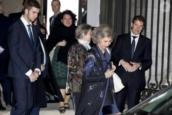 La reine Sofia d'Espagne quittant avec son petit-fils Juan Urdangarin le théâtre royal à Madrid après avoir assisté le 2 janvier 2019 à une représentation de l'Orchestre des instruments recyclés de Cateura.