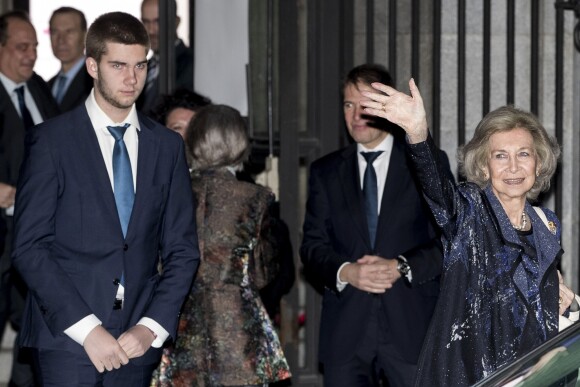 La reine Sofia d'Espagne quittant avec son petit-fils Juan Urdangarin le théâtre royal à Madrid après avoir assisté le 2 janvier 2019 à une représentation de l'Orchestre des instruments recyclés de Cateura.