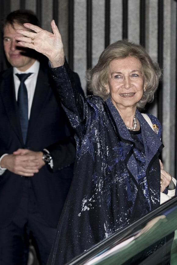 La reine Sofia d'Espagne quittant le théâtre royal à Madrid après avoir assisté le 2 janvier 2019 à une représentation de l'Orchestre des instruments recyclés de Cateura.