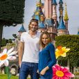 Camille Lacourt et Valérie Begue à Disneyland Paris le 12 avril 2015.