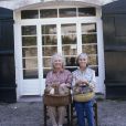 En France, à Onesse-et-Laharie dans les Landes, Christine De Rivoyre et sa soeur Eliane posant en mai 1989.00/05/1989 -