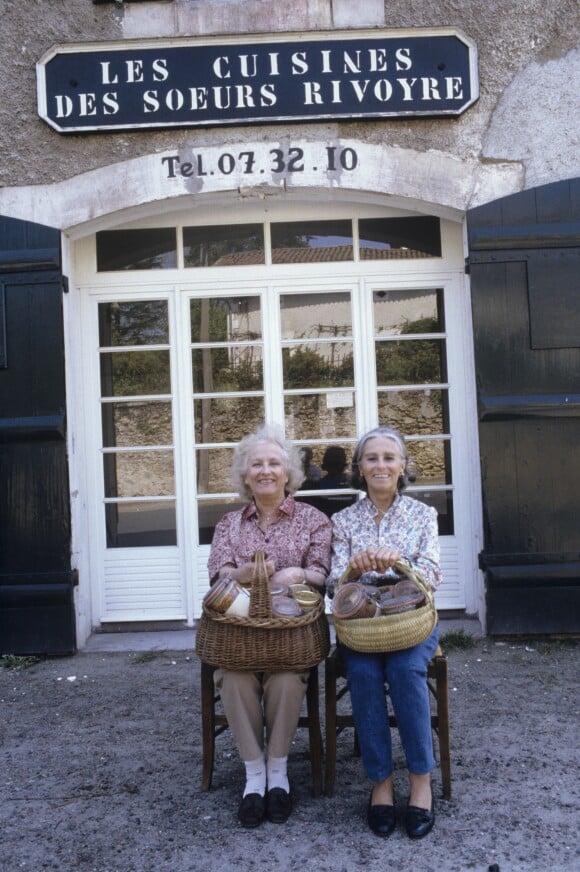 En France, à Onesse-et-Laharie dans les Landes, Christine De Rivoyre et sa soeur Eliane posant en mai 1989.00/05/1989 -