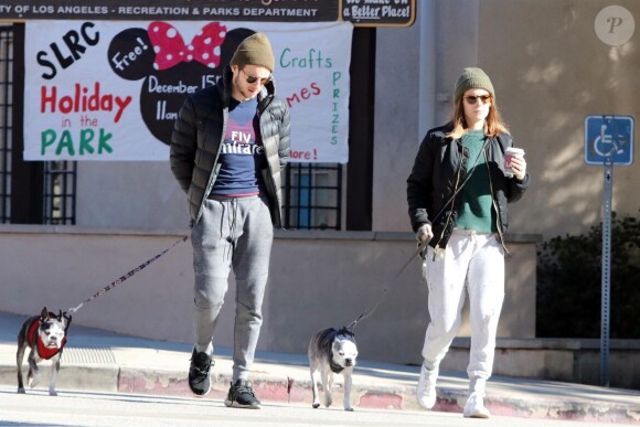 Exclusif - Kate Mara et son mari Jamie Bell promènent leurs chiens dans les rues de Los Angeles, le 15 décembre 2018