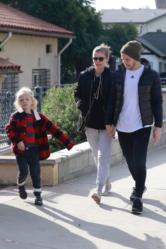 Exclusif - Kate Mara se promène avec son mari Jamie Bell et le fils de celui-ci dans les rues de Silver Lake, le 9 décembre 2018