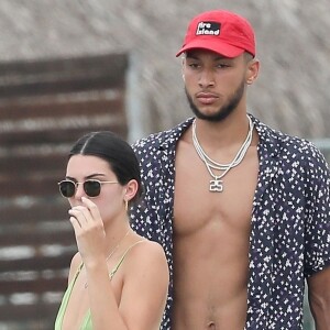 Kendall Jenner et son compagnon Ben Simmons - Exclusif - Prix spécial - No web - No blog - Les sœurs Kardashian passent la journée en bateau avec leurs compagnons et leurs amis au large de Puerto Vallarta au Mexique. Le groupe s'est arrêté visiter une maison abandonnée sur une petite île et en on profité pour nager et faire du snorkeling. Le 15 août 2018  For germany call for price Exclusive - Kardashian's sisters enjoying a boat trip, snorkeling while visiting an abandoned house on a small island and having fun with their boyfriends and friends in Mexico. 15th august 201815/08/2018 - Mexico