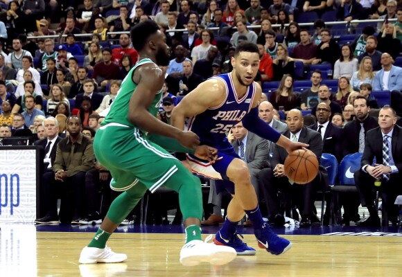Ben Simmons (maillot bleu) - Match de NBA Boston Celtics - Philadelphia 76ers à Londres. Janvier 2018.