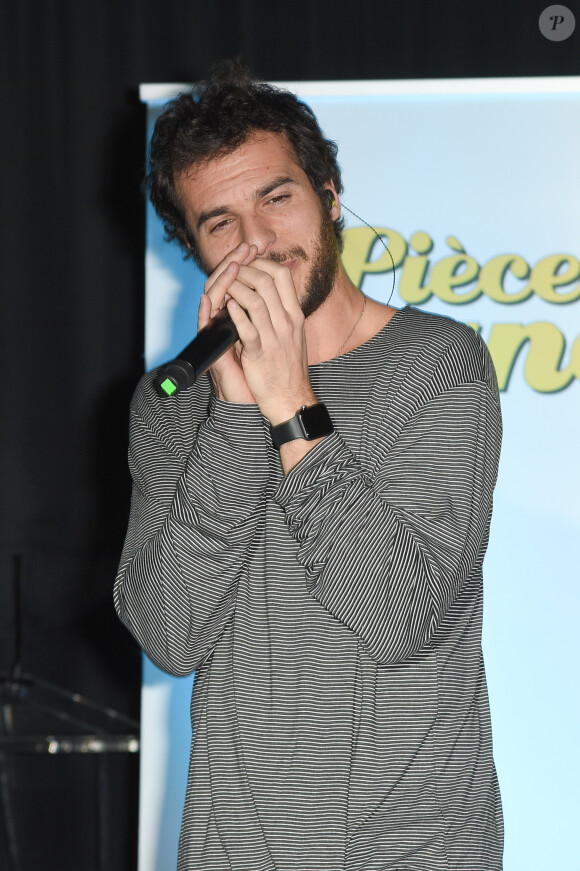 Le chanteur Amir Haddad lors du lancement de la 30ème édition de l'Opération Pièces Jaunes 2019 avec Lucrèce à l'Hôpital Necker-Enfants malades AP-HP à Paris, France, le 9 janvier 2019. © Coadic Guirec/Bestimage