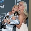 Glenn Close et Lady Gaga, lauréates du trophée de la meilleure atrice, soirée des 24e Critics' Choice Awards au Barker Hangar à Santa Monica, Los Angeles, le 13 janvier 2019.