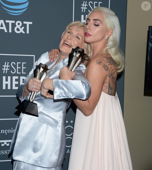 Glenn Close et Lady Gaga, lauréates du trophée de la meilleure atrice, soirée des 24e Critics' Choice Awards au Barker Hangar à Santa Monica, Los Angeles, le 13 janvier 2019.