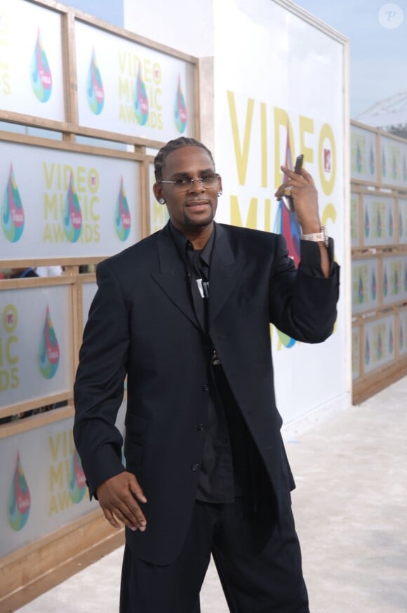 R. Kelly arrive aux MTV Video Music Awards 2005 à Miami, le 28 août 2005.  R Kelly arrives at the 2005 MTV Video Music Awards at the American Airlines Arena on August 28, 2005 in Miami.12/01/2019 - Miami