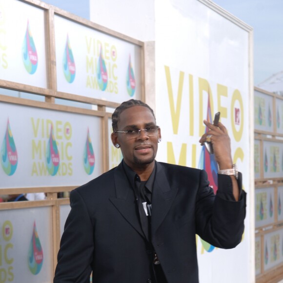 R. Kelly arrive aux MTV Video Music Awards 2005 à Miami, le 28 août 2005.  R Kelly arrives at the 2005 MTV Video Music Awards at the American Airlines Arena on August 28, 2005 in Miami.12/01/2019 - Miami