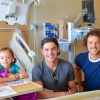 Zac et Dylan Efron rendent visite aux enfants du Children's Hospital L.A. Août 2017