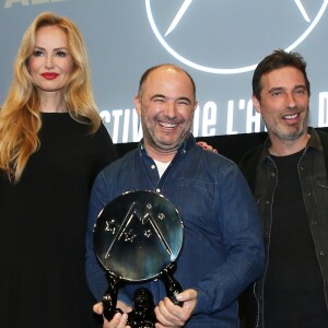 Adriana Karembeu, Mohamed Hamidi (Prix du Public pour le film "Jusqu'ici tout va bien"), Richard Orlinski - Cérémonie de clôture et palmarès du 22ème Festival International du Film de Comédie de l'Alpe d'Huez, le 19 janvier 2019. © Dominique Jacovides/Bestimage