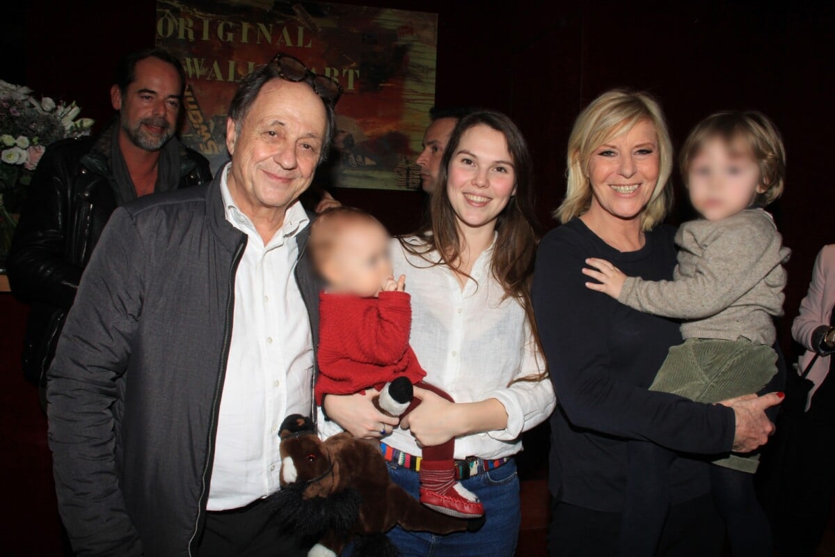 Photo : Exclusif - Chantal Ladesou avec son mari Michel Ansault, leur fille  Clémence Ansault et ses enfants - After-show de Chantal Ladesou au Casino  de Paris le 13 janvier 2019. © Philippe Baldini/Bestimage - Purepeople